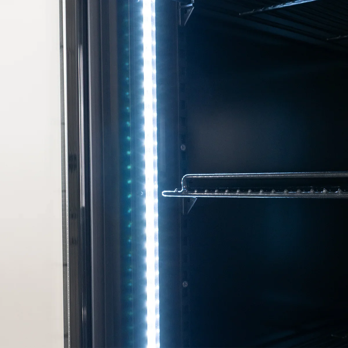 Getränkekühlschrank ECO 1500 mit Klapptüren und Leuchtaufsatz - Image 6